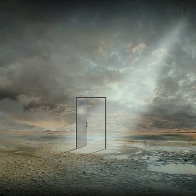Porta aberta sob um céu tempestuoso de Franziskus Pfleghart