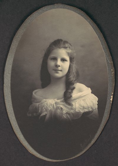 [Menina com vestido branco ombro a ombro], década de 1890. de Frederick Gutekunst