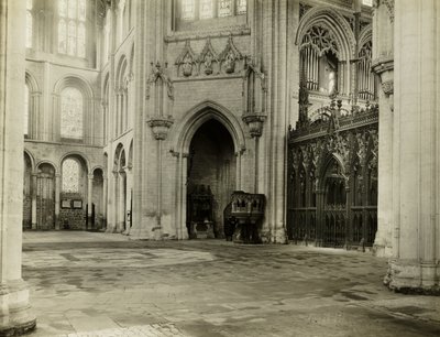 Catedral de Ely: Octógono do transepto sul Cadeiras e bancos removidos de Frederick H. Evans