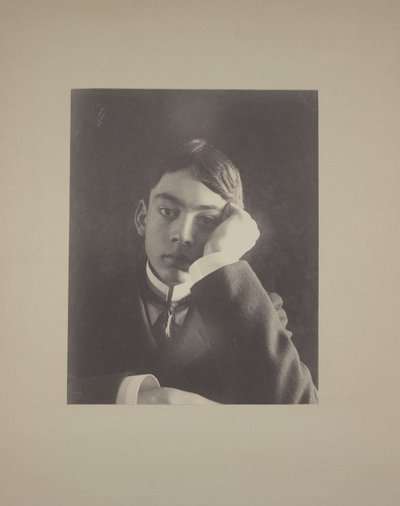 Rapaz de terno com a mão contra o rosto, c.1896 de Frederick Holland Day