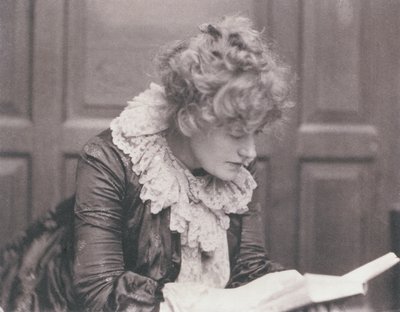 Fotografia de retrato de Ellen Terry (1847-1928) lendo, por Frederick Hollyer (1837-1933) (foto sépia) de Frederick Hollyer