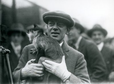 Um Mangabey de crista preta, possivelmente Freckles, com seu manipulador, participando de uma transmissão externa do zoológico de Londres, 1925 de Frederick William Bond