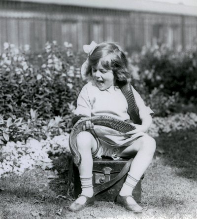 Um, jovem, menina, betty, segurando, um, oriental, indigo, cobra, enquanto, sentando, ligado, um, couro, tronco, londres, jardim zoológico, 1924 de Frederick William Bond