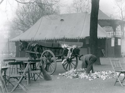 Limpeza após um feriado bancário no Jardim Zoológico de Londres em 1924 (foto a p/b) de Frederick William Bond