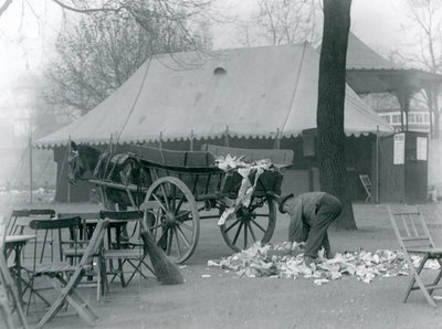 Esclarecendo após um feriado bancário no zoológico de Londres em 1924 de Frederick William Bond