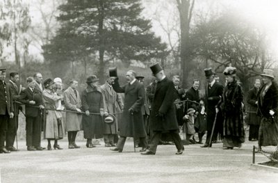 Rei George V, levantando o chapéu para as multidões na frente de sua comitiva, durante uma visita ao Zoológico de Londres para abrir oficialmente o Aquário, em abril de 1924 de Frederick William Bond