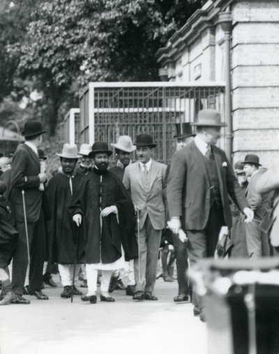 Sir Peter Chalmers Mitchell, com o regente etíope Haile Selassie e sua comitiva, o zoológico de Londres, 1924 de Frederick William Bond