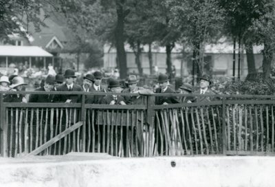 O rei da Itália, Victor Emmanuel III, visitando o zoológico de Londres em 1924 de Frederick William Bond
