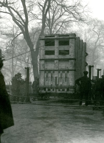 Transporte feminino elefante asiático Lukhi, em uma caixa de madeira, zoológico de Londres, 1923 de Frederick William Bond