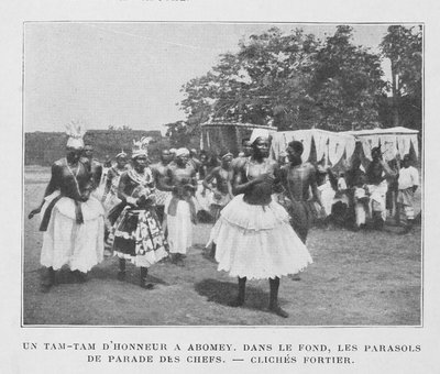 Uma Tam-Tam de honra em Abomey com os guarda-sóis dos chefes ao fundo de French Photographer
