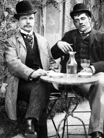 Um chatelain (Ducos) e o seu cocheiro sentados no terraço de um café e a beber absinto - fotografia, cerca de 1890 de French Photographer
