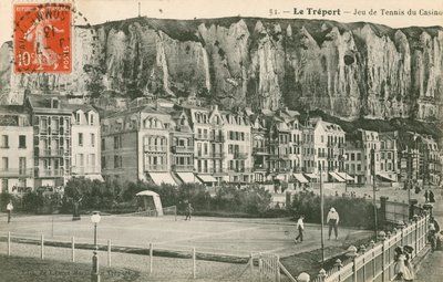 Um jogo de tênis na cidade litorânea de Le Treport. Postal enviado em 1913. de French Photographer