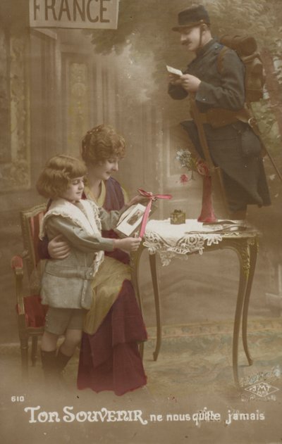 Uma mãe e uma criança preparam uma carta para seu pai soldado (foto tingida) de French Photographer