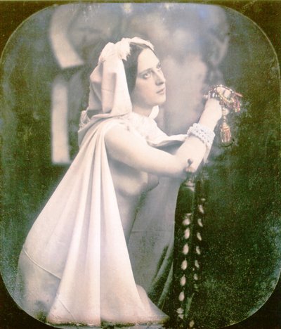 Uma mulher ajoelhada em uma cadeira orando, 1850 (daguerreótipo estereoscópico colorido à mão) de French Photographer