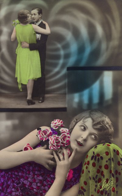 Uma jovem sonha em dançar com um homem (foto colorida) de French Photographer