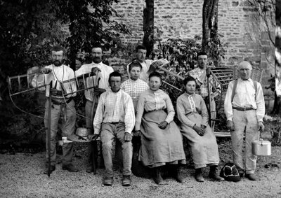 Trabalhadores agrícolas e suas ferramentas, falso, rateau-ertrier (rake ertrier), cesta de trança e recipiente para a coleta, em uma fazenda perto de Bourmont em Haute-Marne (Haute Marne), por volta de 1890. Fotografia. Coleção Ducos. de French Photographer
