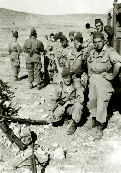 Guerra da Argélia: jovens soldados franceses em Jebel por volta de 1960 de French Photographer
