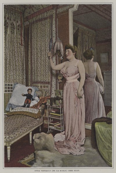 Anna Thibault, cantora francesa no La Scala, Paris, em casa (foto colorida) de French Photographer