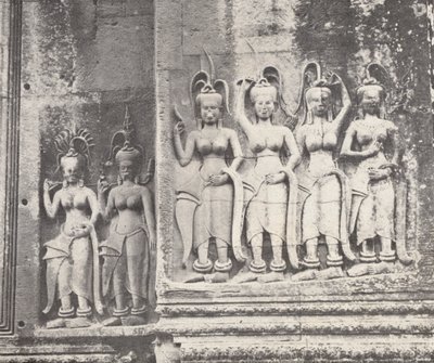 Esculturas de Apsara em Angkor Wat, Camboja (fotografia a preto e branco) de French Photographer