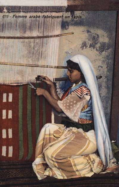 Menina árabe fazendo um tapete de French Photographer