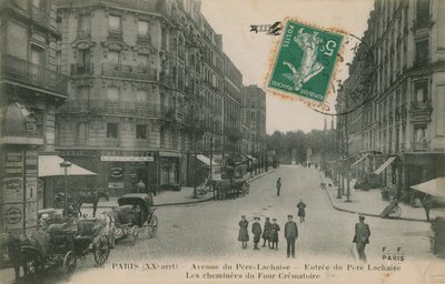 Avenue du Pere-Lachaise no 20º arrondissement de Paris, França. Vista da rua com a entrada do cemitério de Pere Lachaise e as chaminés do crematório. Postal enviado em 1913. de French Photographer