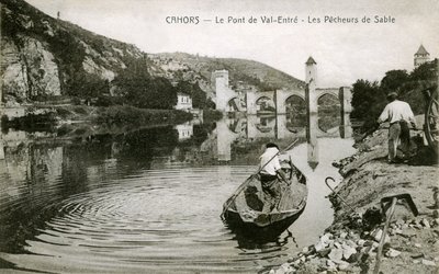 Cahors no início do século XX: pescadores de areia e seu barco no Lote, ponte de Val-entre (Valentre) de French Photographer