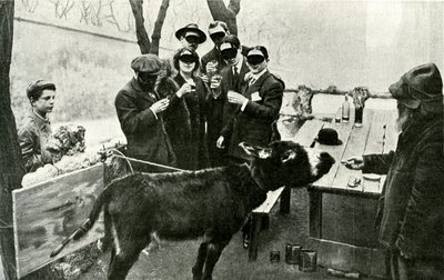 Comemore a farsa: no Salon des Independants em 1910 foi apresentada uma pintura assinada pelo “Excessive Futurist Painter” Boronali, intitulada “Et le soleil adormeceu sur l" Adriático ", que foi um grande sucesso. A tela havia sido pintada usand de French Photographer