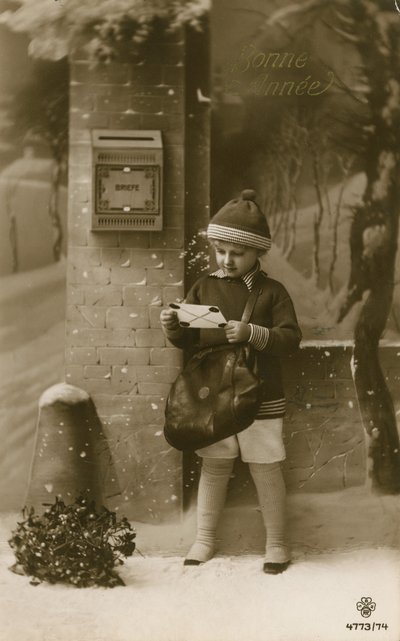 Criança prestes a postar carta de French Photographer