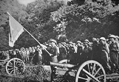 Tropas viet minh comunistas em desfile com artilharia de campo leve, durante o cerco de Dien Bien Phu, de Novembro de 1953 a Maio de 1954 (cor litho) de French Photographer