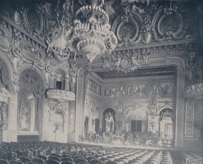 Salão de concertos, Monte Carlo (foto a p/b) de French Photographer