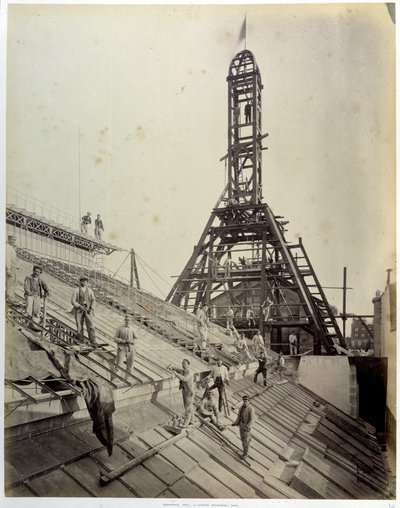 Construção do balcão nacional de descontos de Paris (ou CNEP: um dos quatro bancos fundadores do BNP Paribas): trabalhadores sobre vidro e andaimes (Maio de 1881). Paris, Bhvp de French Photographer