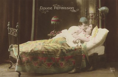 Par, beijando, cama de French Photographer