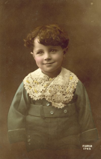 Menino bonito, com um grande sorriso (foto a cores) de French Photographer