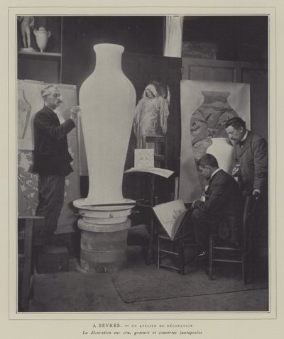 Oficina de decoração na fábrica de porcelana de Sevres, França (foto a p/b) de French Photographer