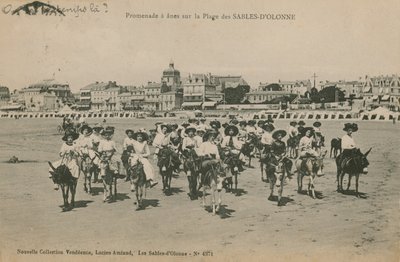 O asno monta na praia em Les Sables-dOlonne em França ocidental. Postal enviado em 1913. de French Photographer
