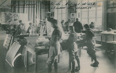 Aula de desenho em uma escola de arte, França. Postal enviado em 1913. de French Photographer