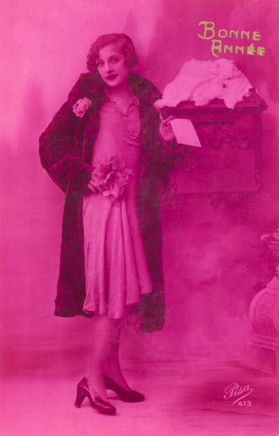 Menina elegante prestes a postar cartão de ano novo de French Photographer