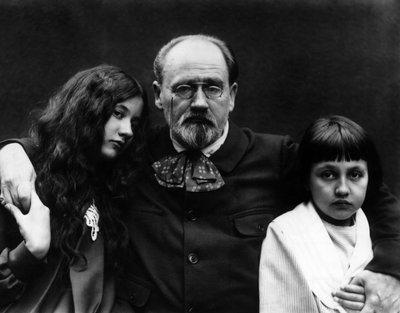 Emile Zola (1840-1902), escritor e jornalista francês, no jardim do Verneuil-sur-Seine (de Yvelines) com seus filhos Denise e Jacques. - Emile Zola (1840-1902), escritor e jornalista francês, em sua casa de Verneuil-sur-Seine (Yvelines) e seu ch de French Photographer