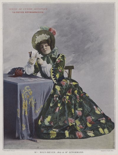 Emilie Mily-Meyer como Miss Lenormand em The Retrospective Review (foto colorida) de French Photographer