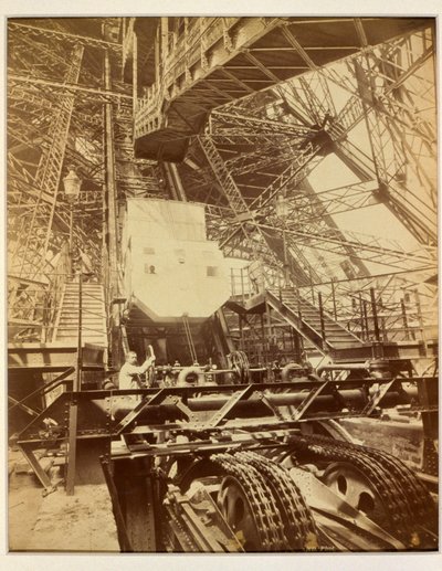 Equipamento para operar o sistema de elevação na Torre Eiffel, c.1888 de French Photographer
