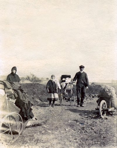 Êxodo de uma família de camponeses em fuga dos combates, perto de Boulogne-la-Grasse de French Photographer