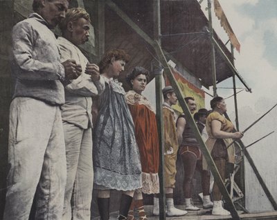 Animadores de feira no palco (foto a cores) de French Photographer