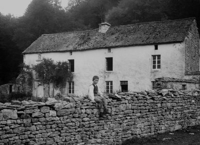Fazenda nos arredores de Bourmont en Haute Marne, por volta de 1880. de French Photographer