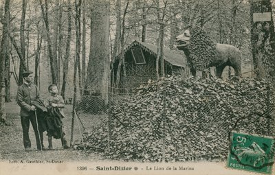 Pai e filho que olham a escultura do leão em Saint Dizier. Postal enviado em 1913. Publicado pela Biblioteca de A Gauthier. de French Photographer