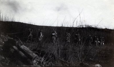 Primeira Guerra Mundial (1914-1918): um grupo de soldados marchando sobre o Rocour (São Quintino) (Aisne) de French Photographer