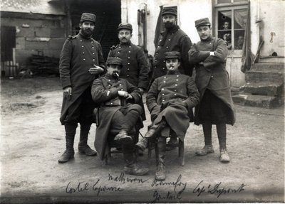 Primeira Guerra Mundial (1914-1918): telefonistas e secretários do Estado-Maior General do Coronel Debenedetti (?) fazenda Laroque perto de Roye sur Matz (Roye-sur-Matz, Oise). Março de 1915 de French Photographer