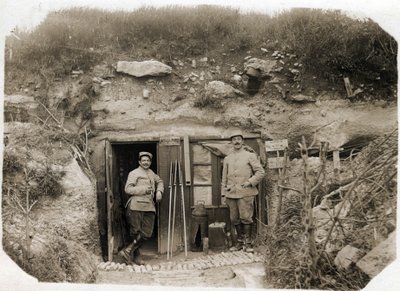 Primeira Guerra Mundial (1914-1918): o posto de comando do Tenente De Benedetti, o secretário à esquerda, o oficial de comando do batalhão à direita. Entre eles, os sinais dos fusíveis, o periscópio, os torpedos. 05/1916 de French Photographer