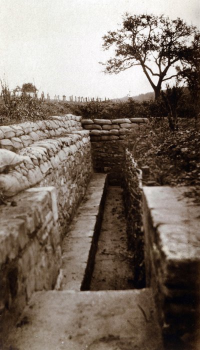 Primeira Guerra Mundial (1914-1918): vista de uma trincheira modelo "Lemberg trench", Hautebraye (Oise) de French Photographer