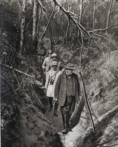 Primeira Guerra Mundial: "o presidente do conselho Georges Clemenceau, durante uma das suas frequentes visitas à frente de batalha, acompanhado pelos seus generais, atravessa uma trincheira (tripa)" In "O espelho"" 1918 de French Photographer