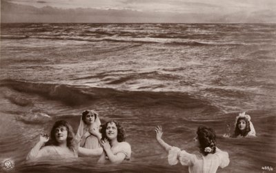 Cinco mulheres vestidas no mar (fotocolagem) de French Photographer